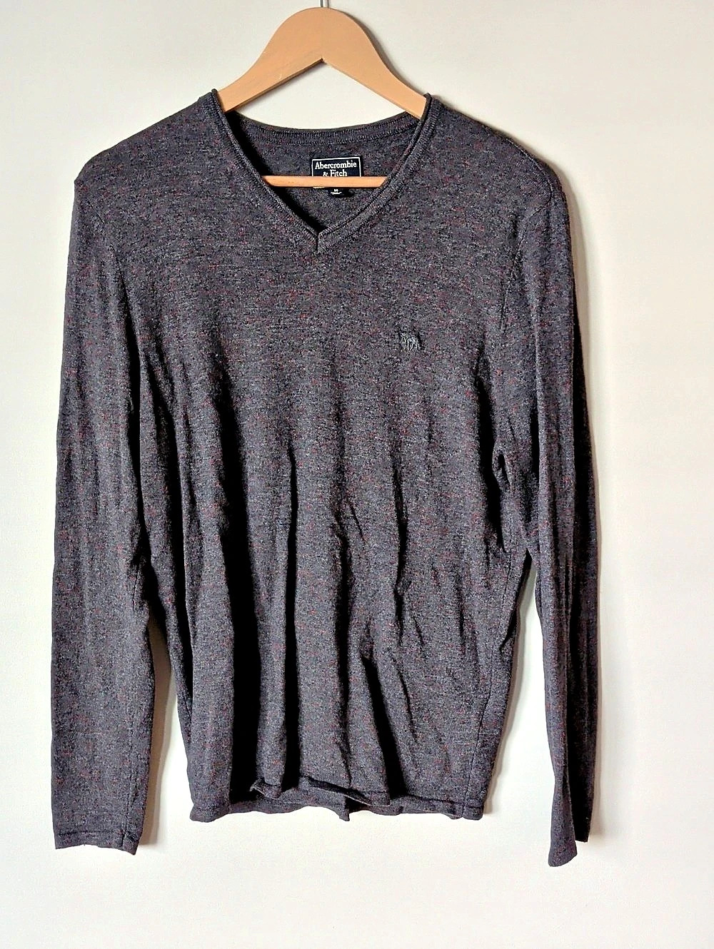 Abercrombie & Fitch Long Sleeve V-Neck in Gray Size Medium